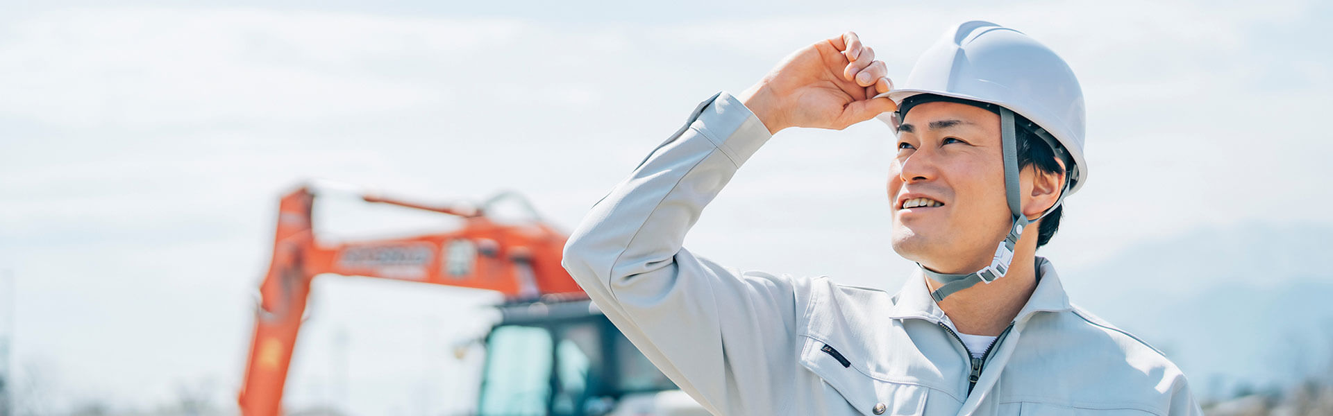 作業服の男性が微笑んでいる写真